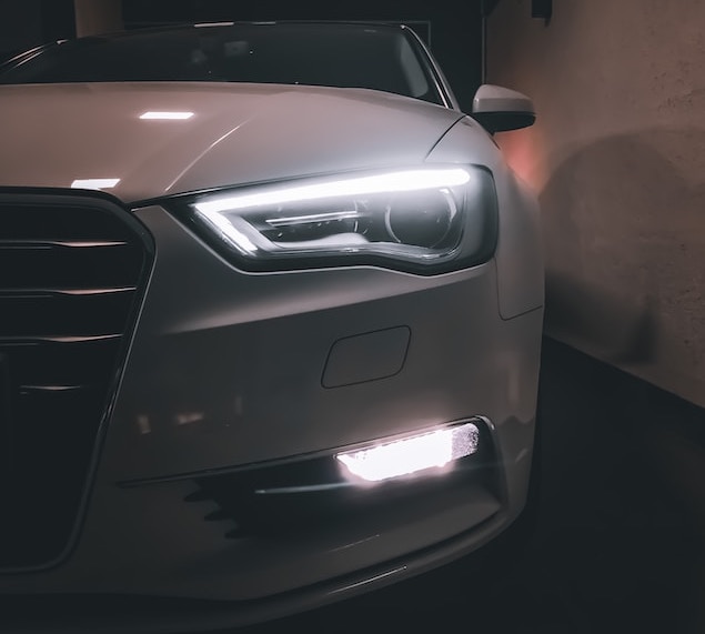 Lampa przednia samochodu Audi
