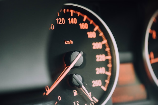 Zegar samochodowy pokazujacy prędkość